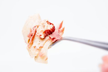 Pappardelle'i krem, kurutulmuş domates ve bir çatal üzerinde füme balık