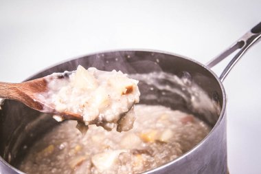 Elmalı yulaf lapası