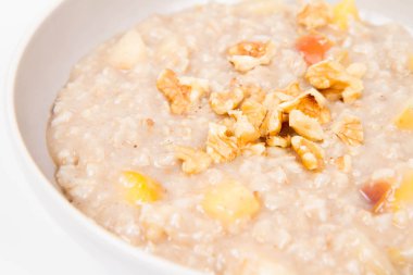 Elma ve ceviz ile yulaf lapası