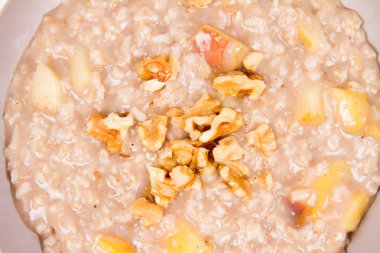 Elma ve ceviz ile yulaf lapası