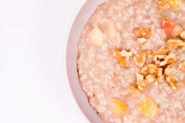 Elma ve ceviz ile yulaf lapası