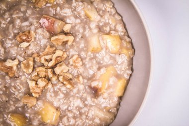 Elma ve ceviz ile yulaf lapası