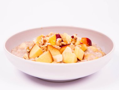 Yulaf lapası meyve ve ceviz ile