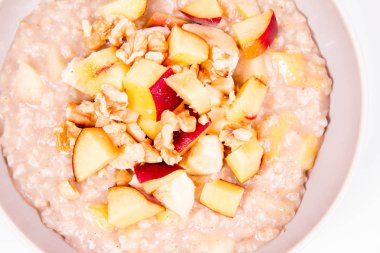 Yulaf lapası meyve ve ceviz ile