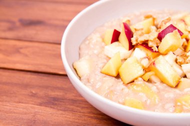 Yulaf lapası meyve ve ceviz ile