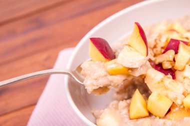 Yulaf lapası meyve ve ceviz ile