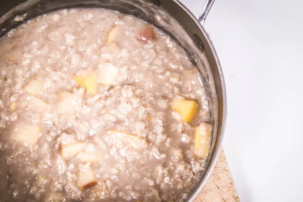 Mingau de cereal com maçãs — Fotografia de Stock