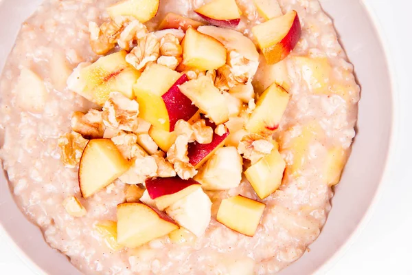 Yulaf lapası meyve ve ceviz ile