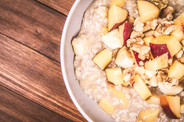 Yulaf lapası meyve ve ceviz ile