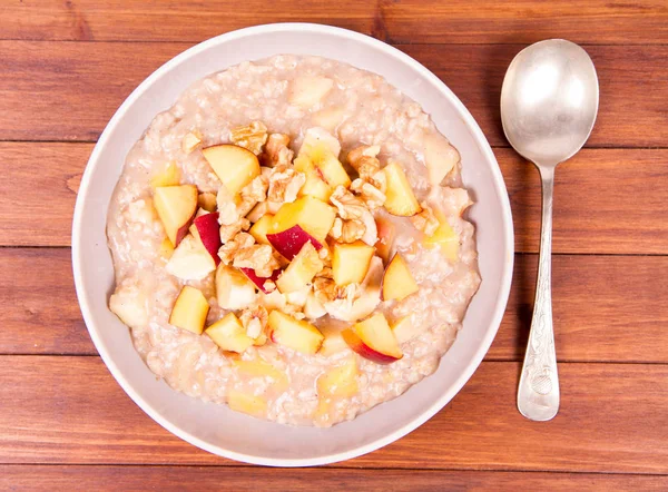 Yulaf lapası meyve ve ceviz ile