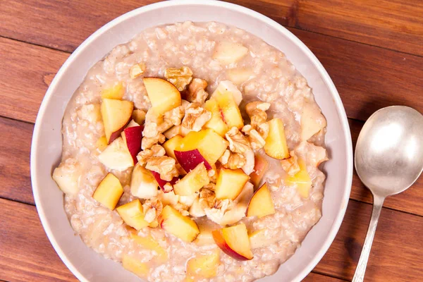 Yulaf lapası meyve ve ceviz ile