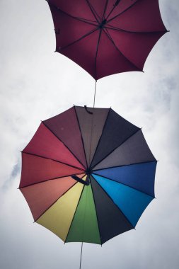 Gökyüzü - bir sokak dekorasyon renkli şemsiyeler