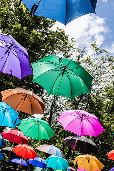 Красочные Зонтики Против Неба Уличное Украшение — стоковое фото