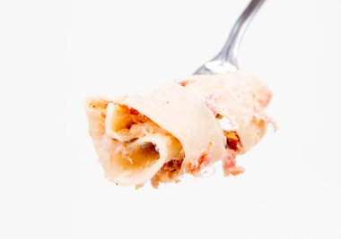 Pappardelle'i krem, kurutulmuş domates ve bir çatal üzerinde füme balık