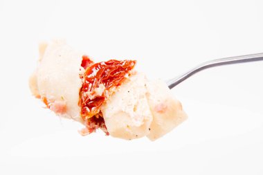 Pappardelle'i krem, kurutulmuş domates ve bir çatal üzerinde füme balık