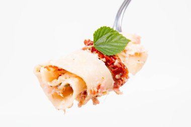 Pappardelle'i krem, kurutulmuş domates ve bir çatal üzerinde füme balık