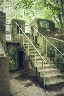 Kırmızı bir acil durum ışığı