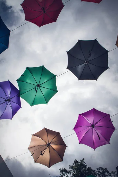 Kleurrijke Paraplu Tegen Hemel Een Straat Decoratie — Stockfoto