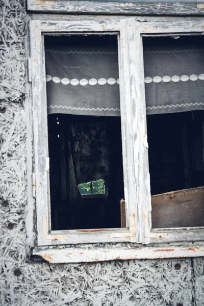 Una finestra rotta — Foto Stock