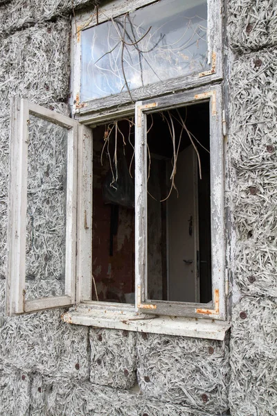 Een gebroken raam — Stockfoto