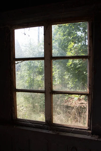 Fenêtre d'une maison abandonnée — Photo