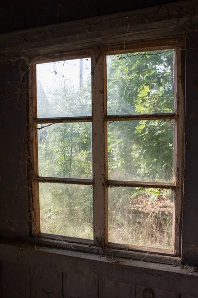 Raam van een verlaten huis — Stockfoto