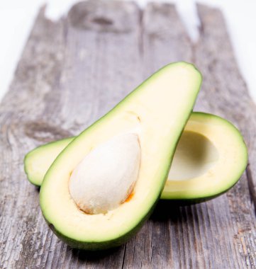 Avokado ikiye bölündü