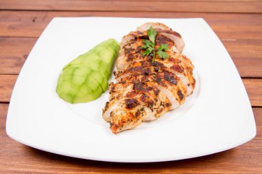 avokado ile tavuk fileto