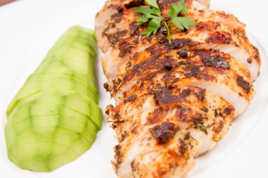 avokado ile tavuk fileto