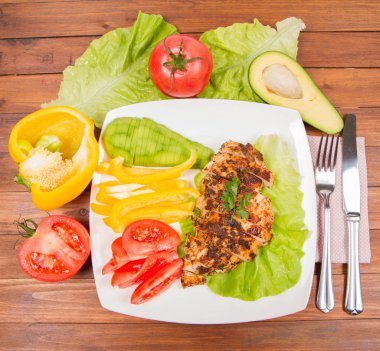 avokado ile tavuk fileto