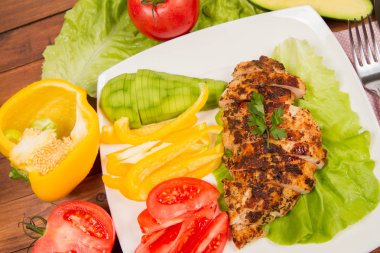 avokado ile tavuk fileto