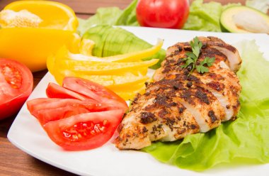 avokado ile tavuk fileto