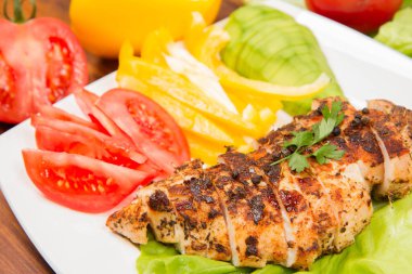 avokado ile tavuk fileto