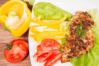 avokado ile tavuk fileto