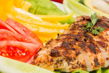 avokado ile tavuk fileto