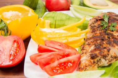 avokado ile tavuk fileto