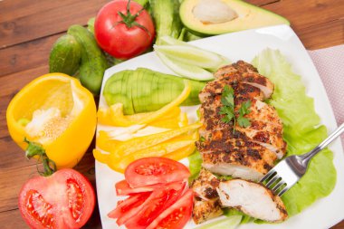 avokado ile tavuk fileto