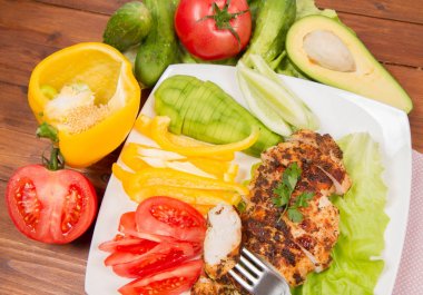 avokado ile tavuk fileto