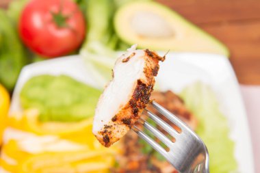 avokado ile tavuk fileto