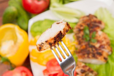 avokado ile tavuk fileto