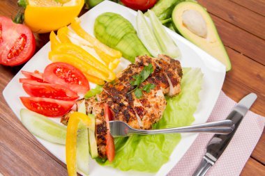 avokado ile tavuk fileto