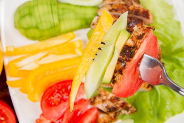 avokado ile tavuk fileto