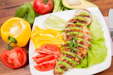 avokado ile tavuk fileto