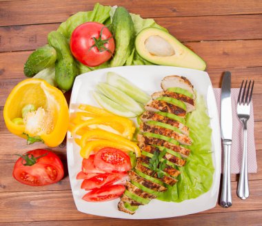 avokado ile tavuk fileto