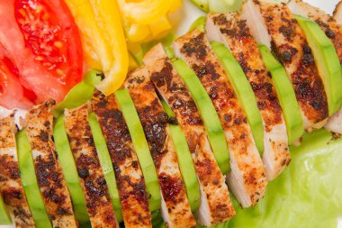 avokado ile tavuk fileto