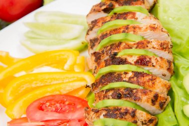 avokado ile tavuk fileto