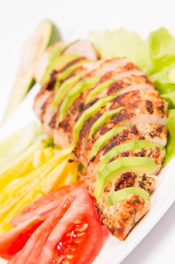 avokado ile tavuk fileto