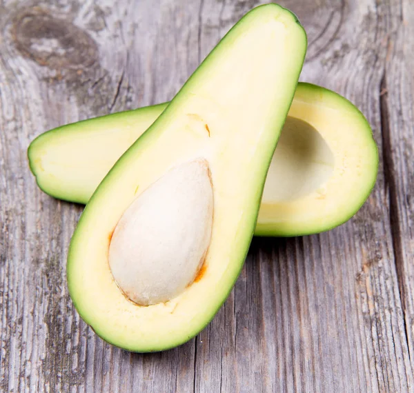 Avokado ikiye bölündü