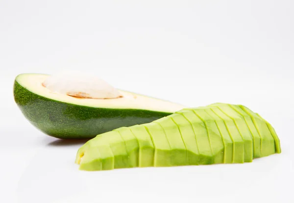 Abacate cortado ao meio — Fotografia de Stock