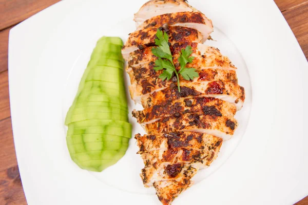 avokado ile tavuk fileto